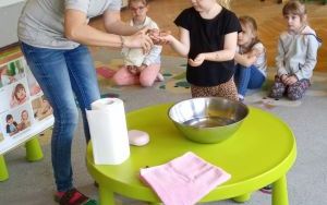 Przedszkolaki w trakcie zajęć związanych z higieną rąk. (9)