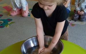 Przedszkolaki w trakcie zajęć związanych z higieną rąk. (1)