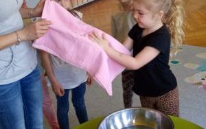 Przedszkolaki w trakcie zajęć związanych z higieną rąk. (2)
