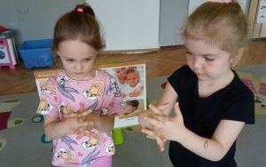 Przedszkolaki w trakcie zajęć związanych z higieną rąk. (7)