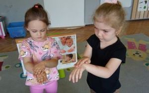 Przedszkolaki w trakcie zajęć związanych z higieną rąk. (10)