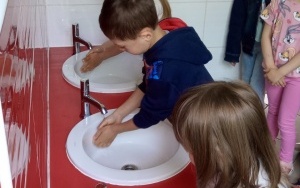 Przedszkolaki w trakcie zajęć związanych z higieną rąk. (16)