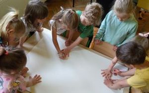 Przedszkolaki w trakcie zajęć związanych z higieną rąk. (4)