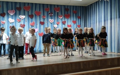 Przedszkolaki podczas występów z okazji Dnia Mamy (4)