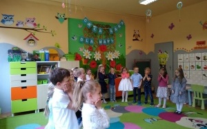 Przedszkolaki i ich Mamy podczas uroczystości z okazji Dnia Matki (1)