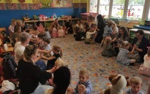 Przedszkolaki i ich Mamy podczas uroczystości z okazji Dnia Matki (4)