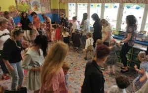 Przedszkolaki i ich Mamy podczas uroczystości z okazji Dnia Matki (2)