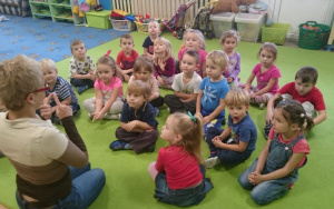 nauczycielka z dziećmi podczas rozmowy