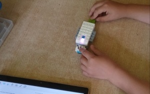 przedszkolaki w trakcie zajęć z robotyki - budują z klocków lego ślimaka Tofika raz wiatrak i wprawiają go w ruch. (5)