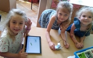 przedszkolaki w trakcie zajęć z robotyki - budują z klocków lego ślimaka Tofika raz wiatrak i wprawiają go w ruch. (12)