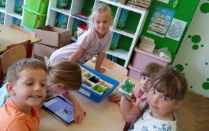 przedszkolaki w trakcie zajęć z robotyki - budują z klocków lego ślimaka Tofika raz wiatrak i wprawiają go w ruch. (13)