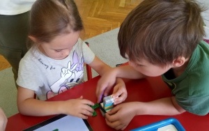 przedszkolaki w trakcie zajęć z robotyki - budują z klocków lego ślimaka Tofika raz wiatrak i wprawiają go w ruch. (14)