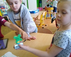 przedszkolaki w trakcie zajęć z robotyki - budują z klocków lego ślimaka Tofika raz wiatrak i wprawiają go w ruch. (6)