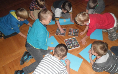 dzieci rysują obiekty kosmiczne pastelami