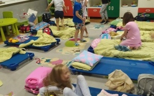 Przedszkolaki podczas ciekawych zabaw w trakcie nocki w przedszkolu (5)