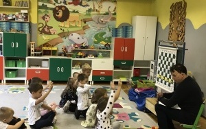 Dzieci podczas zabaw i zajęć w Baśniowej Krainie w pierwszych dniach nowego roku szkolnego. (6)