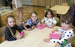 Dzieci podczas zabaw i zajęć w Baśniowej Krainie w pierwszych dniach nowego roku szkolnego. (1)
