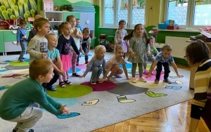 Dzieci podczas zajęć związanych z powitaniem pory roku jesień. (10)