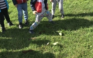 Dzieci podczas sadzenia drzew na placu przedszkolnym. (3)