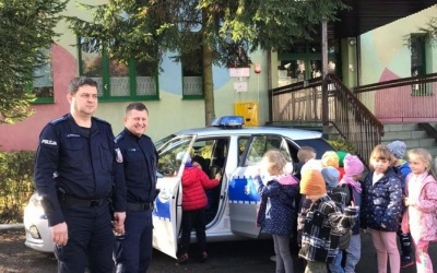 Przedszkolaki podczas spotkania z policjantami. (8)