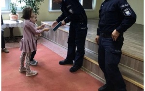 Przedszkolaki podczas spotkania z policjantami. (2)