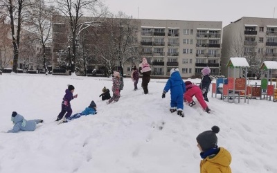 Przedszkolaki podczas zimowych zabaw na sniegu. (5)