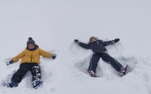 Przedszkolaki podczas zimowych zabaw na sniegu. (1)