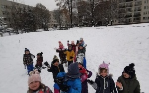 Przedszkolaki podczas zimowych zabaw na sniegu. (2)