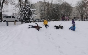 Przedszkolaki podczas zimowych zabaw na sniegu. (3)
