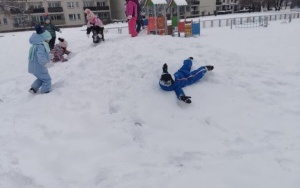 Przedszkolaki podczas zimowych zabaw na sniegu. (4)