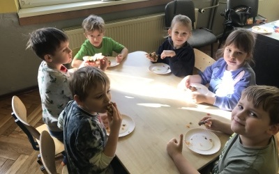 Przedszkolaki podczas przygotowywania pizzy i jej konsumpcji  (12)