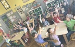 Przedszkolaki podczas przygotowywania pizzy i jej konsumpcji  (1)