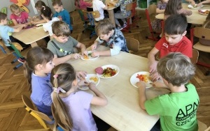 Przedszkolaki podczas przygotowywania pizzy i jej konsumpcji  (5)