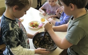 Przedszkolaki podczas przygotowywania pizzy i jej konsumpcji  (6)