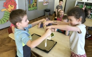 Przedszkolaki podczas przygotowywania pizzy i jej konsumpcji  (7)
