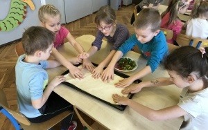 Przedszkolaki podczas przygotowywania pizzy i jej konsumpcji  (8)