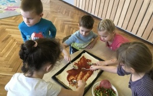 Przedszkolaki podczas przygotowywania pizzy i jej konsumpcji  (10)
