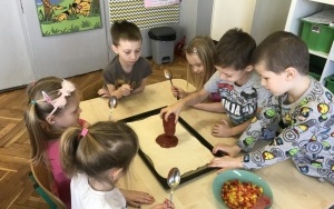 Przedszkolaki podczas przygotowywania pizzy i jej konsumpcji  (12)