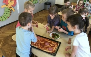 Przedszkolaki podczas przygotowywania pizzy i jej konsumpcji  (13)