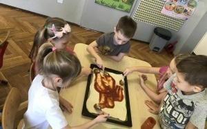 Przedszkolaki podczas przygotowywania pizzy i jej konsumpcji  (14)