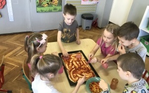 Przedszkolaki podczas przygotowywania pizzy i jej konsumpcji  (2)