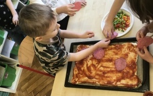 Przedszkolaki podczas przygotowywania pizzy i jej konsumpcji  (3)