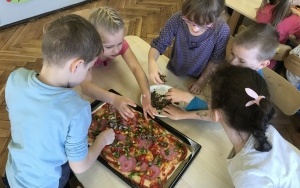 Przedszkolaki podczas przygotowywania pizzy i jej konsumpcji  (4)