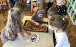 Przedszkolaki podczas przygotowywania pizzy i jej konsumpcji  (6)