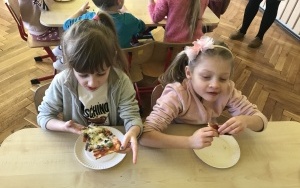Przedszkolaki podczas przygotowywania pizzy i jej konsumpcji  (9)