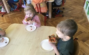 Przedszkolaki podczas przygotowywania pizzy i jej konsumpcji  (11)