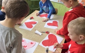 Dzieciaki podczas obchodów święta zakochanych - Walentynek (1)