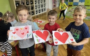 Dzieciaki podczas obchodów święta zakochanych - Walentynek (2)