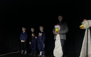 Przedszkolaki podczas wizyty w Teatrze Czarnego Tła w Chorzowie (8)