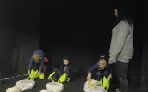 Przedszkolaki podczas wizyty w Teatrze Czarnego Tła w Chorzowie (9)